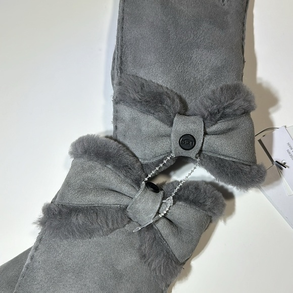 🔥🔥🔥NEW UGG Sheepskin Leather Turned Bow Gloves Medium - Picture 5 of 7
